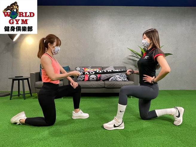 透过毛巾的双人运动，让你宅在家也能训练肌耐力。（图/World Gym世界健身中心提供）