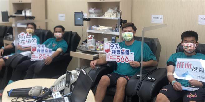 屏東紅尾成棒隊響應捐血活動。(屏縣府提供)