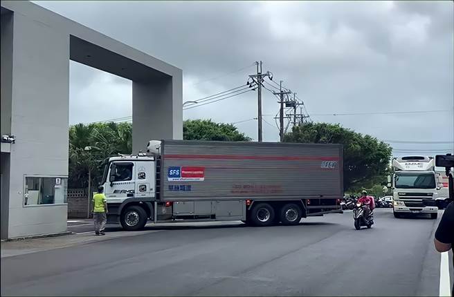 124万剂AZ疫苗抵台后送往大园区物流存放。（姜霏摄）