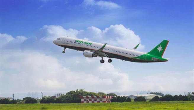 立榮航空竟載到確診者，國內防疫出現大破口。（圖非該班機，立榮提供）