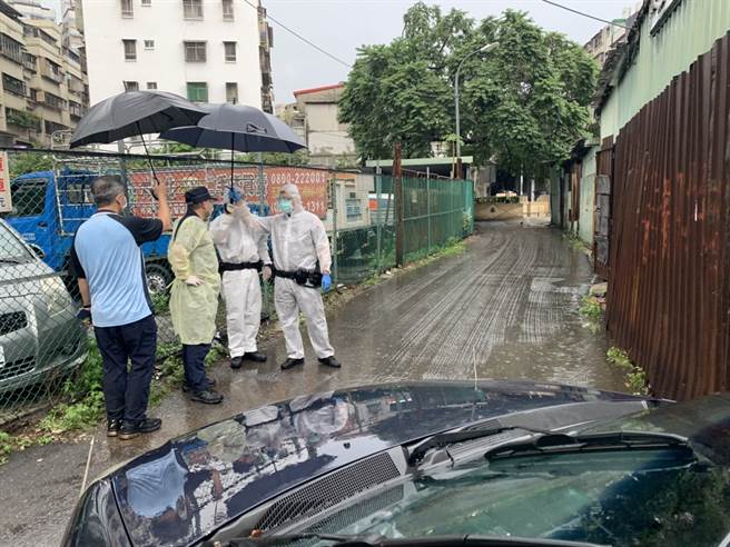 快筛阳性的66岁老翁殴打亚东护理师逃回板桥家，海山分局长带队到他家将人带回，结果PCR结果为阴性。(中时资料照)