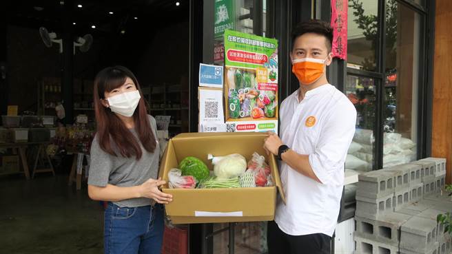 每箱蔬菜箱有14种品项蔬菜，如高丽菜、红萝卜、菇类等，也可另外搭配加购新鲜白米合併配送。（谢琼云摄）