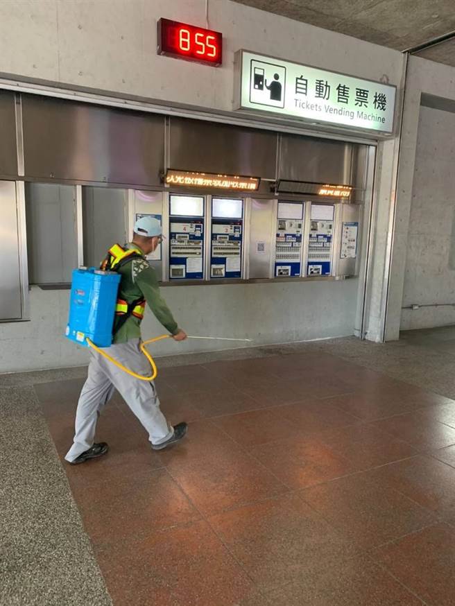 屏县政府防疫人员在潮州火车站加强清消作业。（图／屏东县政府提供）
