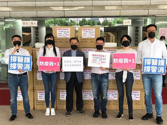 国民党北市议员阙枚莎（左二）和王鸿薇（右二）、吴志刚（左一）、徐弘庭（右三）、陈炳甫（左一）5位议员，4日一起自掏腰包购买2000件防护衣，捐给北市第一线医护及警消人员。（摘自阙枚莎脸书／张颖齐台北传真）