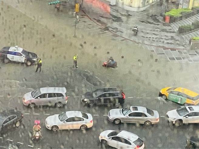 大台北地區4日午後降下超大雷雨，造成多處淹水。(圖／PTT)
