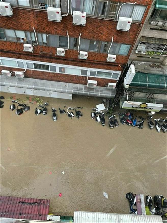 大台北地區4日午後降下超大雷雨，其中台大更出現驚人的時雨量209毫米，造成多處淹水。(圖／PTT)