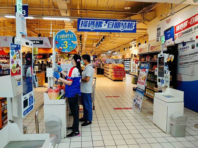 卖场中的自助结帐减少人为接触，兼具效率与安全优势!