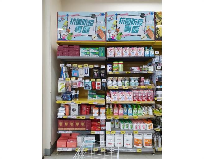卖场中防疫专区商品齐全，为个人居家环境及公共空间购置多道防护。