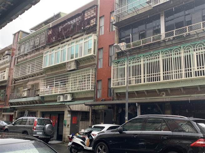 北市實踐街某公寓發生1家3口陳屍事故。（陳鴻偉翻攝）
