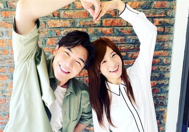 赖雅妍和谢佳见拍摄回忆戏。三立提供