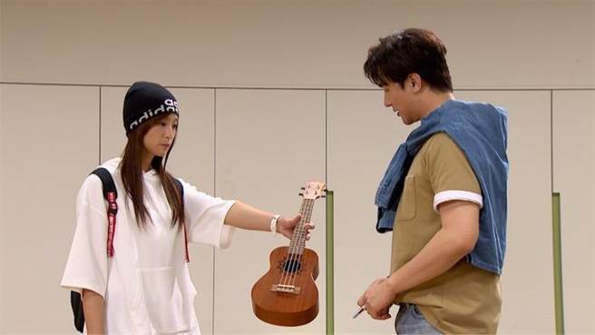 赖雅妍和谢佳见拍摄回忆戏。三立提供