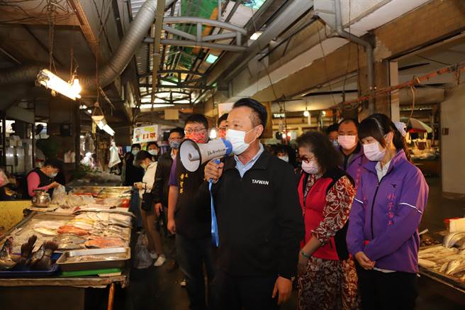 嘉义县政府加码纾困，减免市场内摊商3个月摊舖位租金，盼协助摊商共度疫情难关。（嘉县政府提供／张亦惠嘉县传真）