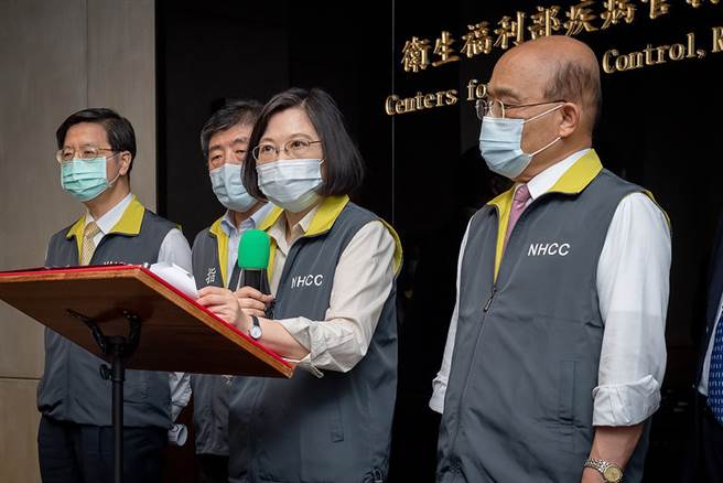 蔡英文总统视察中央疫情指挥中心（总统府提供）