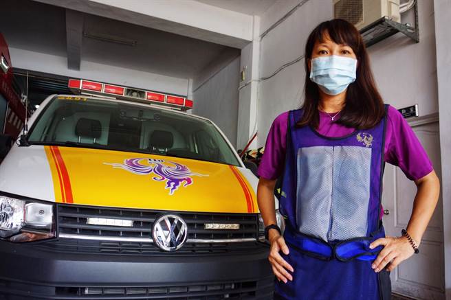 有义消赠送迴龙消防分队冷却背心，让消防员穿防护衣时不至于这么闷热。（消防提供／赖佑维桃园传真）