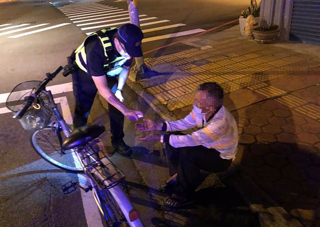 失智老翁深夜忘回家，看到警察，直嚷口渴，霧峰分局大里分駐所員警，防疫期間，不忘喝水前，替老翁噴酒精消毒。（霧峰分局提供／黃國峰台中傳真）