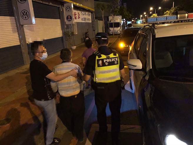 失智老翁深夜忘回家，霧峰分局大里分駐所員警，找到其家人來載他回家。（霧峰分局提供／黃國峰台中傳真）