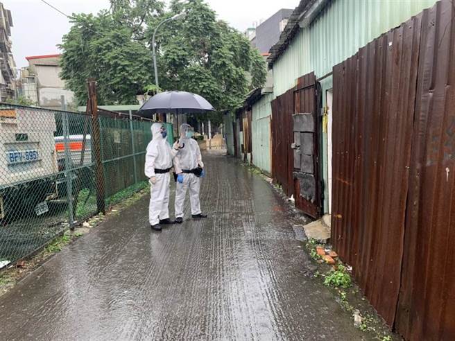 警方穿着隔离衣会同卫生局人员前往劝说李男返回医院，李男最后自行步出家门走上救护车。（翻摄）
