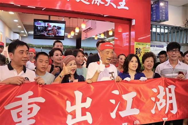 陈维祥（中）今传确诊。（资料照片）