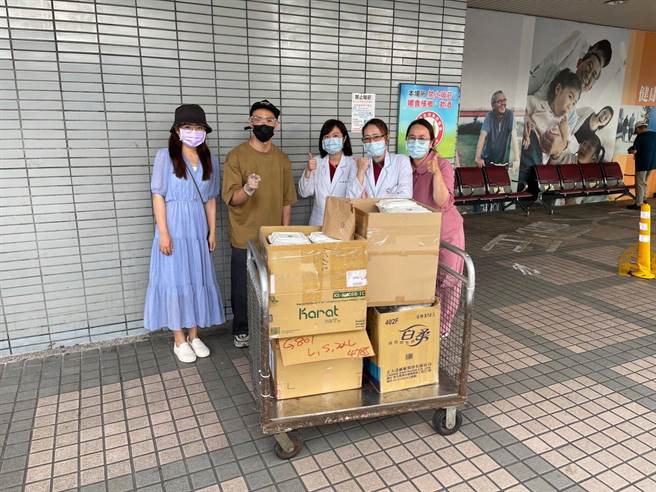 老板发挥自己的力量，送餐到医院替医护人员加油打气。(图/店家提供)