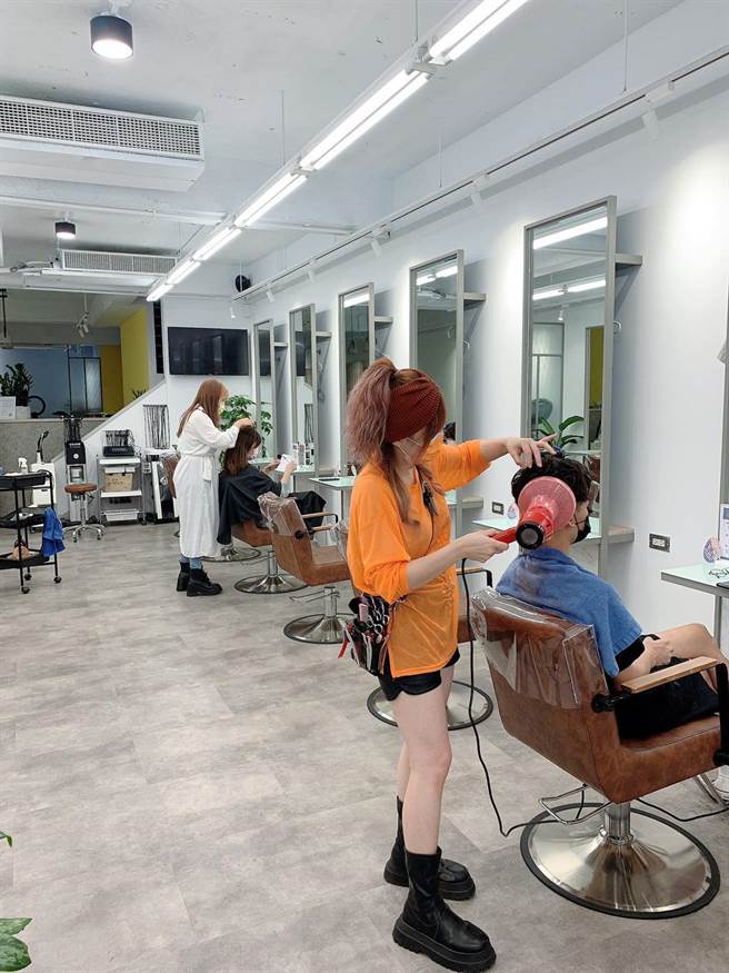 美髮業者指出，現在客人多採預約制，在防疫上其實是可以減少群聚的可能。(蕭靈璽攝)