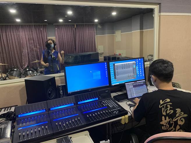 新北市庄敬高职与及人中学师生共同创作防疫歌曲 为台湾加油。（及人中学提供）