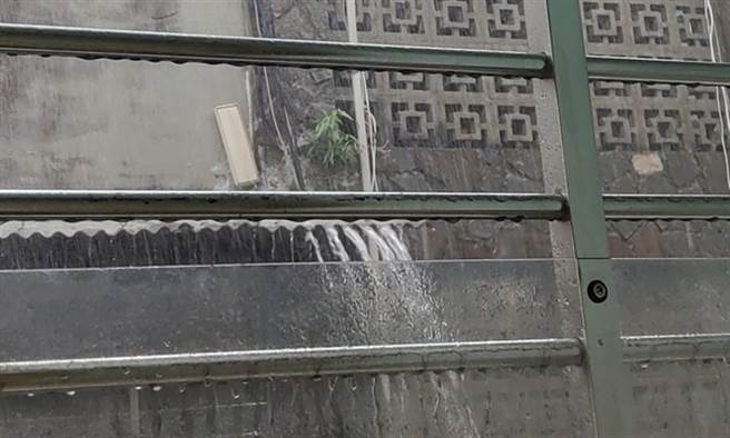 原PO不满每逢雨天，自家大门就被邻居顶楼落下的「瀑布」喷湿，因此想询问检举管道，结果反遭网友围剿。（图／脸书_我是中和人）