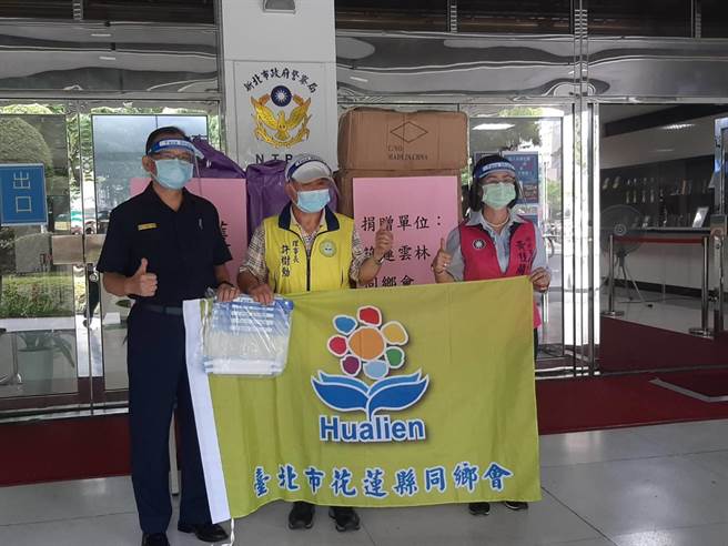 新北市议员黄桂兰与新北市芦洲区民眾服务社理事长胡启瑞及花莲云林同乡会理事长许树勋等人，特别捐赠新北市政府警察局2500个「防飞沫面罩」。（警察局提供）