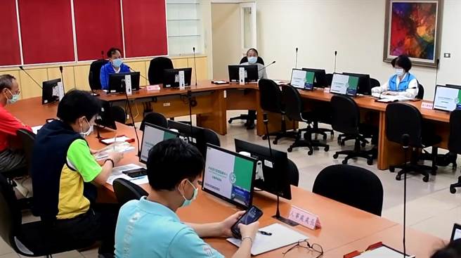 连江县长刘增应今（4日）主持防疫会议，会中提醒国内疫情处高峰期，呼吁乡亲通知亲友返马者务必在台湾端做好筛检。（连江县政府提供）