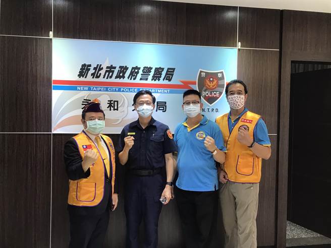 新北市永和狮子会热心地方事务，于今（4日）捐赠防护衣330件、防护手套3000双的防疫物资予永和警分局。（永和警分局提供）