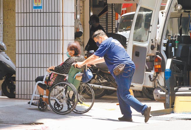 由于长照机构陆续发生群聚感染，新北市长侯友宜呼吁中央，将长照机构的照顾者及被照顾者，列为第三类人员优先施打疫苗，1名工作人员将外出就医后的长者，送回居住的长照机构。（范扬光摄）