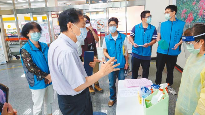 连江县长刘增应视察南竿机场入境快筛作业。（连江县政府提供／王扬杰连江传真）