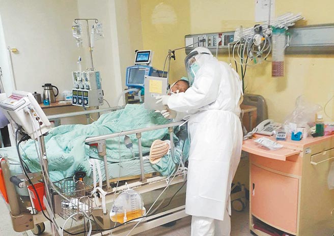 由于确诊的高龄老夫妇必须隔离在不同病室，护理师便在家属的请托下，协助三方连线视讯，祈求两老病况尽快好转。图非当事病患。（万芳医院提供／黄婉婷台北传真）