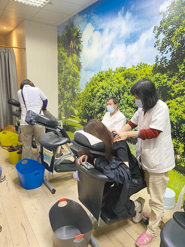 疫情严峻，许多按摩师受限于纾困4.0「无一定雇主」规定，既没有领到雇主薪水，也没领到补助，盼政府放宽标准。（新北市劳工局提供／蔡雯如新北传真）