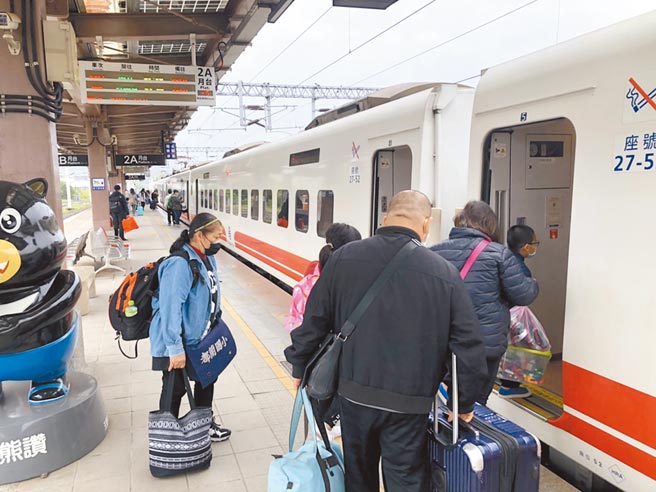 疫情衝擊，全台交通受影響，台東縣長饒慶鈴強烈建議旅北鄉親端午節減少移動；台鐵首度宣布取消連續假期加班車，並表示往返北東售票還不到5成。（本報資料照片）