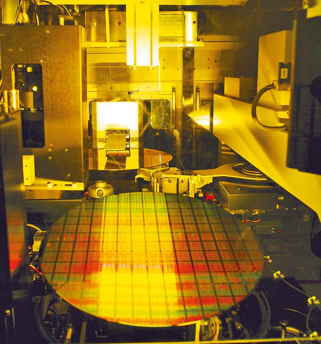 台湾第1季半导体制造设备出货金额57.1亿美元，为全球第3大市场。图为台积电12吋晶圆厂房内部生产过程。（台积电提供）