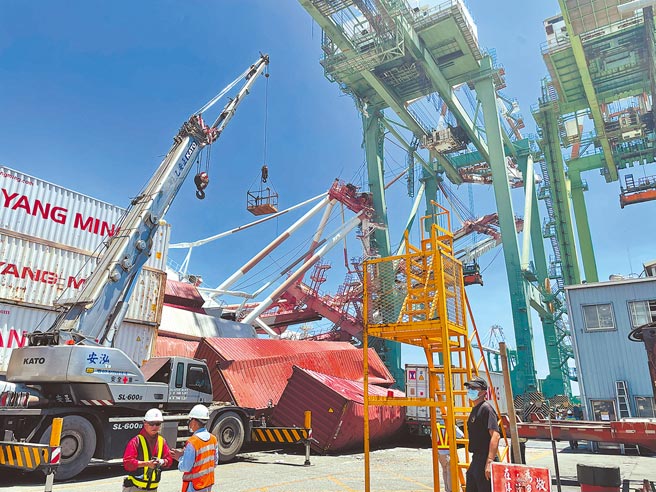 东方海外货柜航运公司货柜轮「东方德班」3日中午撞毁码头桥式起重机，起重机瞬间塌陷，画面惊人。（台湾港务公司高雄分公司提供／石秀华高雄传真）