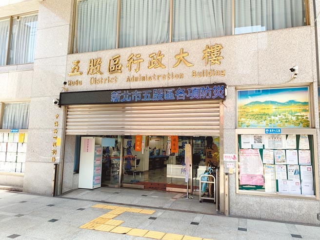 打疫苗仍染疫！新北市五股区某里长注射AZ疫苗后出现头痛、发烧情形以为是副作用，未料，未打疫苗、未出门的里长妻子隔几日后却开始发烧，两人双双确诊。卫生局表示，详细时间及感染源仍在疫调当中。（戴上容摄）