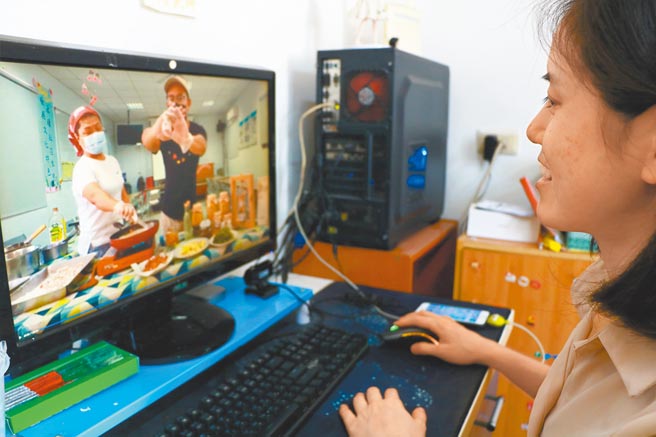 屏东恒春半岛在地旅行社「岛风行旅」近日推出线上旅游，透过收费直播、免费预录等影片，让大小朋友宅在家也能玩遍恒春半岛。（谢佳潾摄）