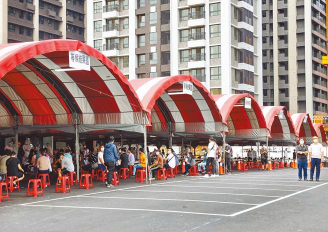 新北市府在板桥江子翠重划区打造首座「大型疫苗接种站」，3日上午启用，暂时先作筛检站用途。（新北市卫生局提供／许哲瑗新北传真）