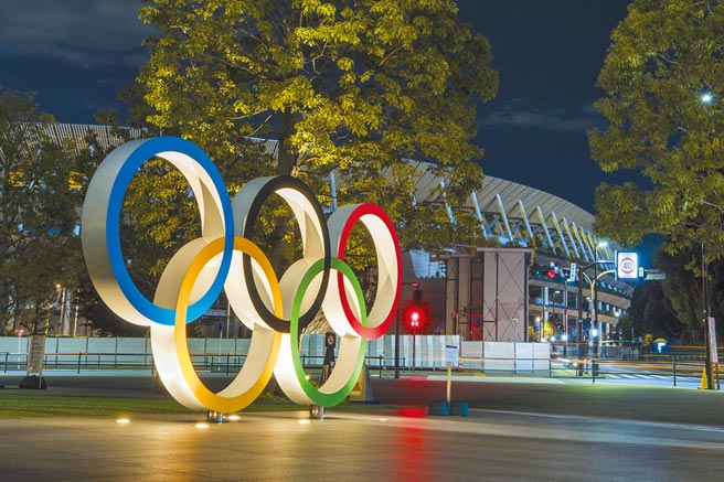 奧運五環標誌和東京奧運會主體育場。儘管新冠疫情嚴峻，東京奧運仍將在7月23日如期登場。（新華社）