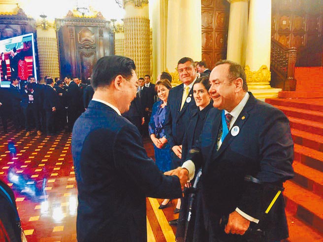 瓜地马拉总统贾麦岱（右）表示，会向美国寻求提供新冠疫苗，没兴趣向中国採购。图为先前我外交部长吴钊燮（左）率团出席该国新任总统就职典礼，向贾麦岱（右）致意。（外交部提供）