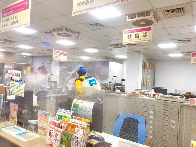 桃园市復兴区公所累积3员工确诊，全面停止洽公、消毒，7日再恢復营运。（蔡依珍摄）