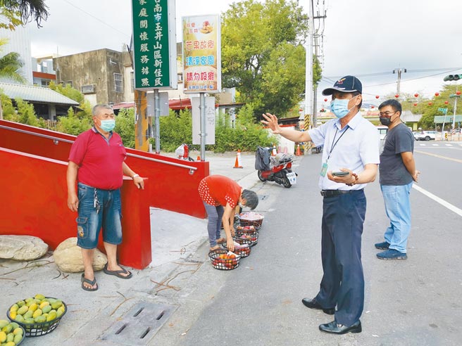 台南市农产运销公司玉井场因应疫情，营业至下午4点，水果没卖完的农民转至门口继续摆摊。（刘秀芬摄）