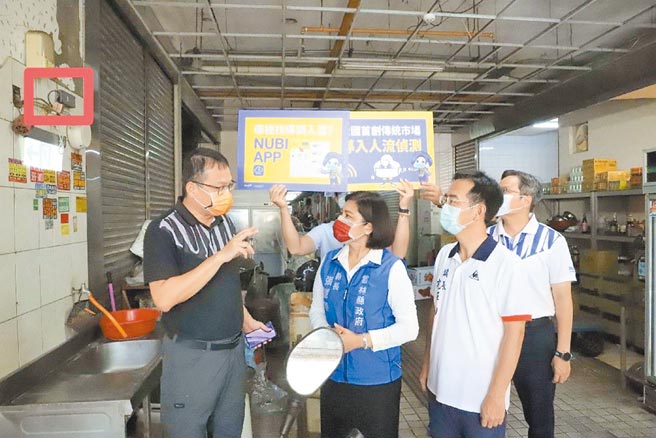 云林县府县府日前紧急于斗六市西市场、斗南镇立第二市场设置「人流侦测器」（红框处），县长张丽善昨前往视察。（云林县府提供／周丽兰云林传真）