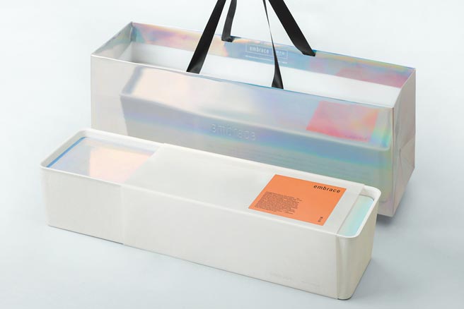 郭元益Ｘ聂永真纪念礼盒，近期受到散客欢迎。（郭元益提供）