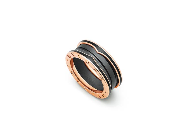 宝格丽B.zero1系列玫瑰金哑光黑陶瓷双环戒指，5万1700元。（BVLGARI提供）