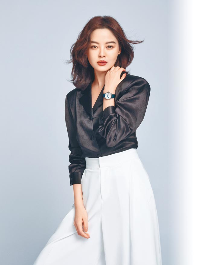 万宝龙品牌大使辛芷蕾外型条件佳，是前景看好的女星，在释出的形象广告佩戴宝曦系列腕表。（Montblanc提供）