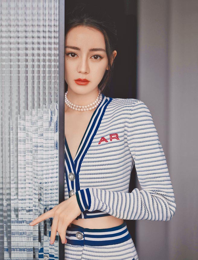 MIKIMOTO亚洲区代言人迪丽热巴在微博拥有7千万的粉丝，带货实力坚强。（MIKIMOTO提供）