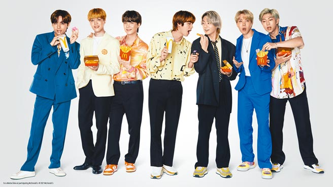 BTS最愛餐組「THE BTS MEAL」，10塊麥克鷄塊、中薯、中杯冷飲、任選2份醬料（醣醋醬、甜辣醬、肯瓊醬，3擇2），155元。（麥當勞提供）
