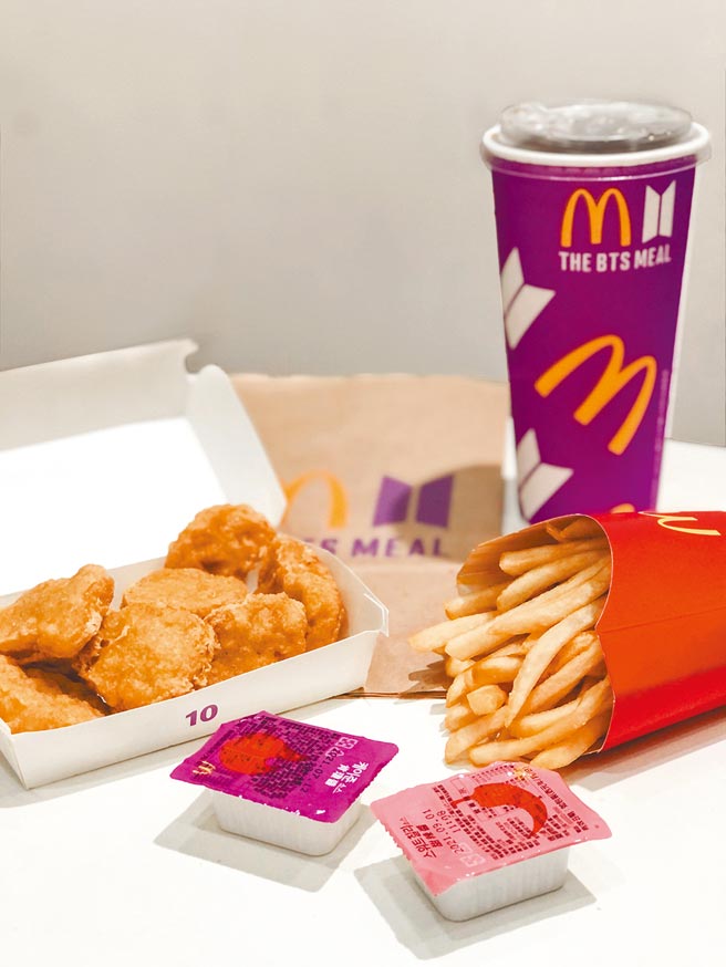 BTS最爱餐组「THE BTS MEAL」，10块麦克鷄块、中薯、中杯冷饮、任选2份酱料（醣醋酱、甜辣酱、肯琼酱，3择2），155元。